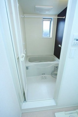 バス・シャワールーム　追い焚き・浴室乾燥機付きのお風呂です♪