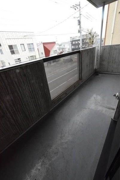 バルコニー　夏の布団干しがはかどるバルコニーです♪