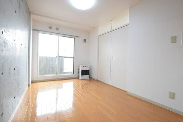 居室・リビング　壁面が多く家具の配置がしやすいです♪