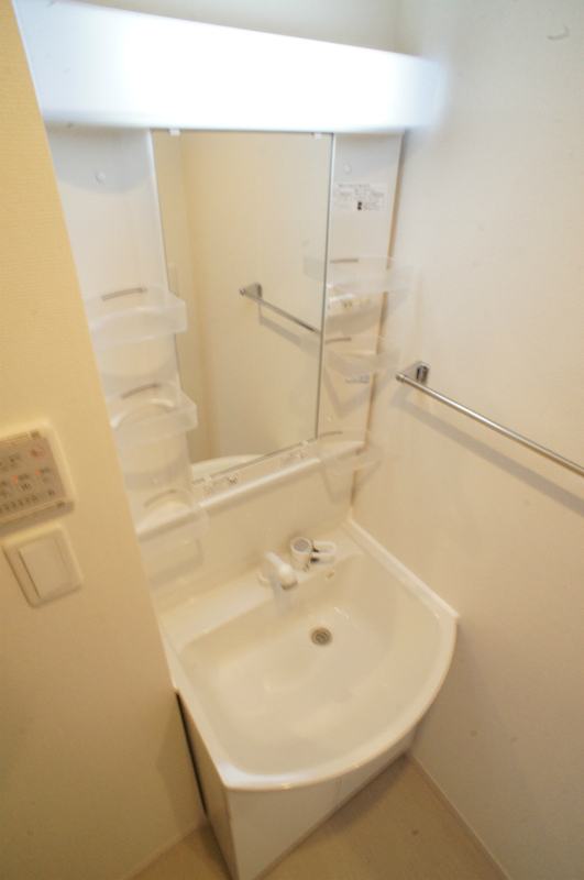 洗面設備　ゆったりとスペースのある洗面所