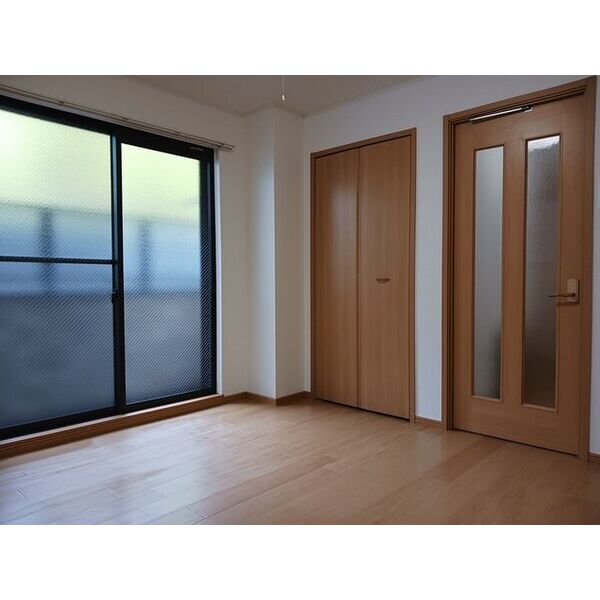 居室・リビング　２面採光の明るいお部屋です。