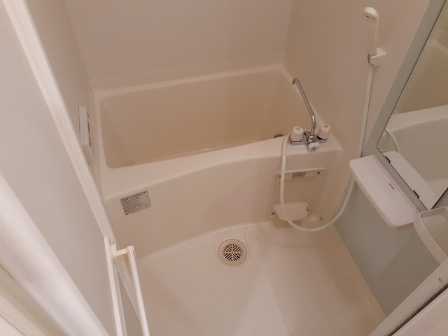 バス・シャワールーム　コンパクトで使いやすいお風呂です