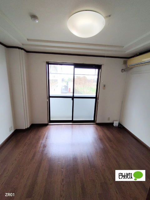 居室・リビング　同物件別部屋