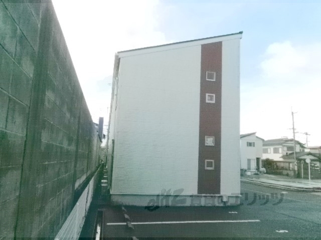 その他　建物奥駐車場