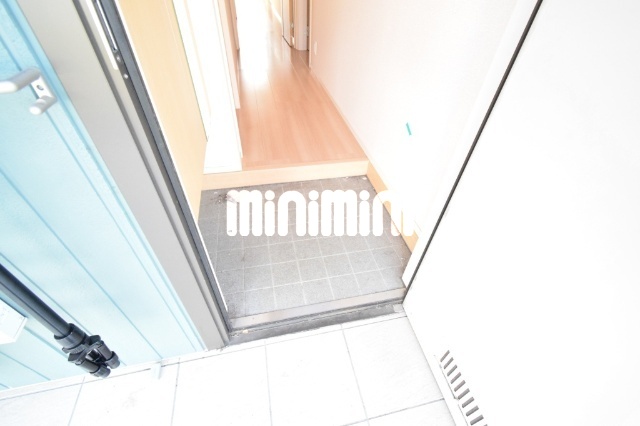 玄関　写真は別号室です。