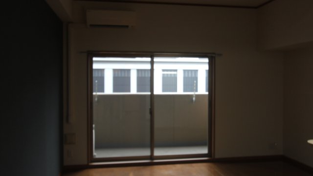 居室・リビング　同物件、別号室のものです。