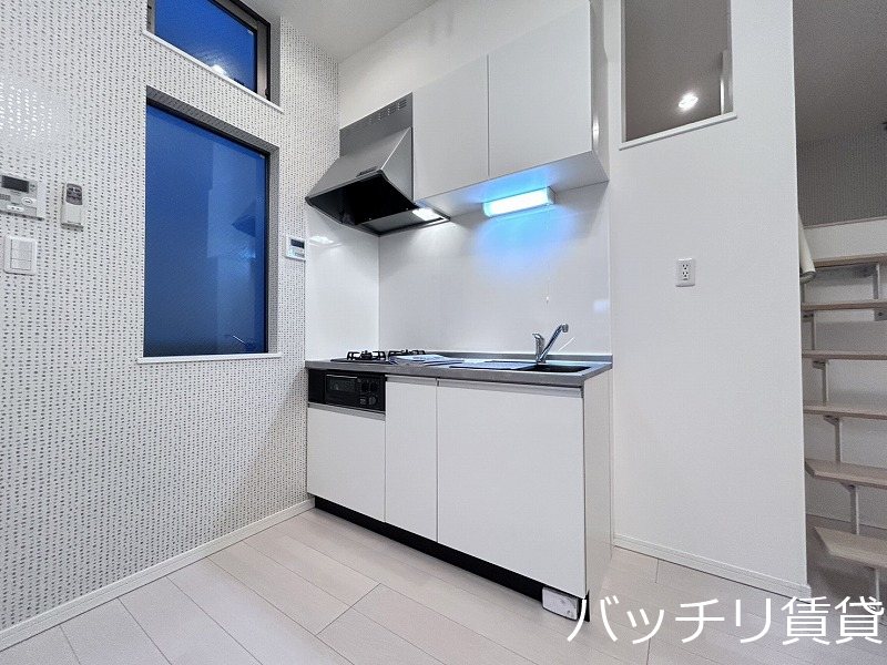 キッチン　別号室タイプの為、現状を優先致します。