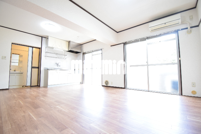 居室・リビング　広々使えるリビングスペースです。