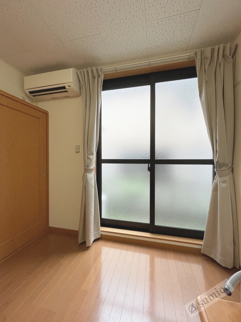 バルコニー　内装は落ち着いています。おおきな窓で明るさを演出。