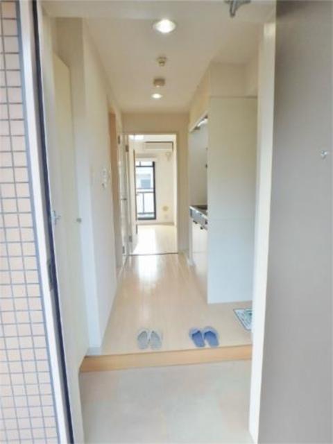 玄関　天井が高めに設計されています