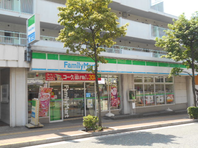 コンビニ　ファミリーマート市ヶ尾駅北口店（コンビニ）まで100m