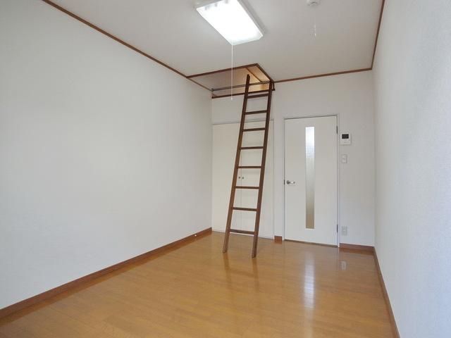 居室・リビング　♪木製のどっしりした梯子は取り外し可能です♪