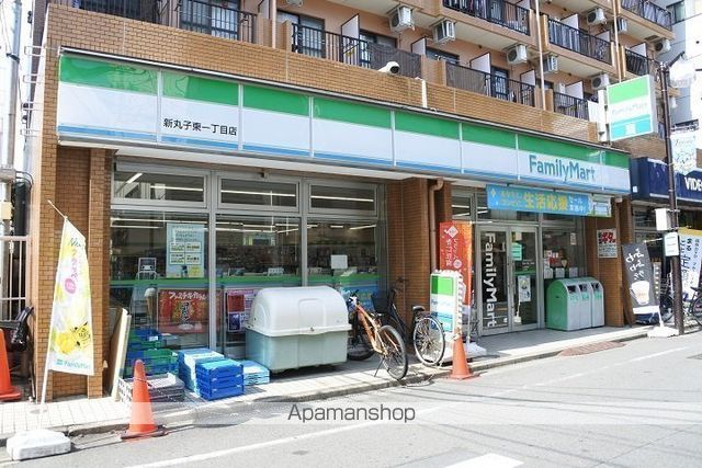 コンビニ　ファミリーマート（コンビニ）まで3027m