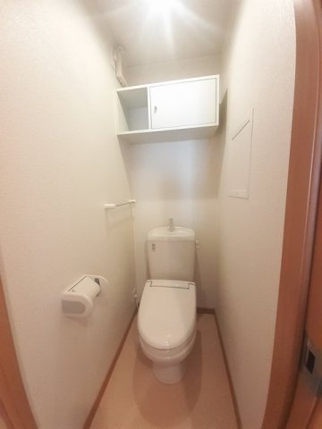 トイレ　落ち着いた色調のトイレです