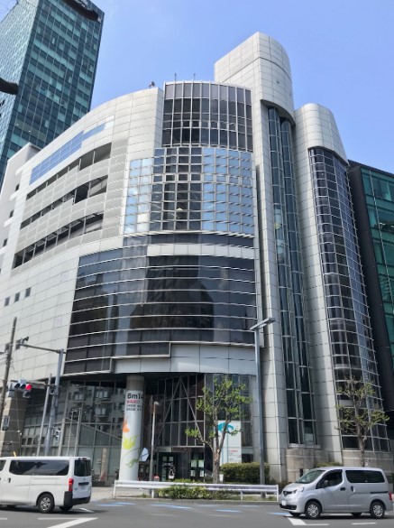 図書館　新宿区立角筈図書館（図書館）まで555m