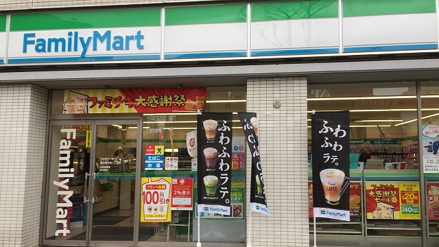 コンビニ　ファミリーマート（コンビニ）まで140m