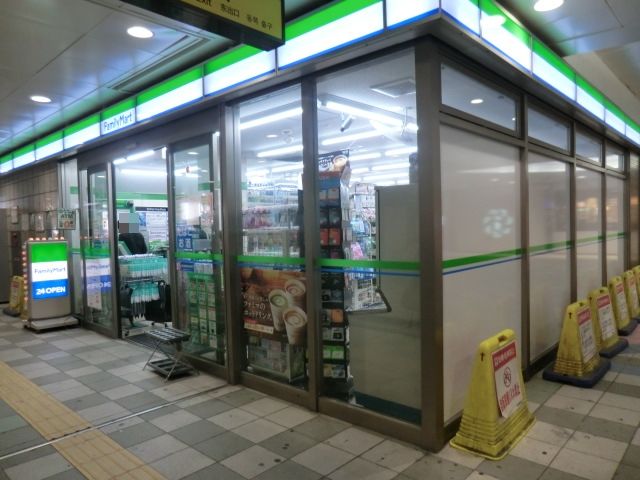 コンビニ　ファミリーマート新越谷駅前店（コンビニ）まで445m