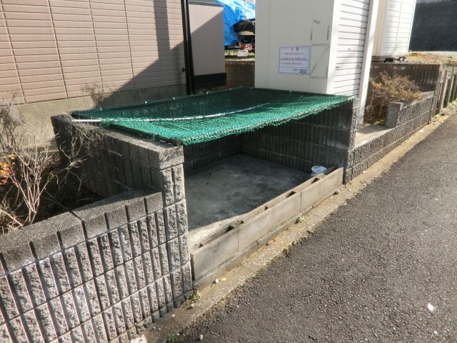 エントランス　敷地内にゴミ捨て場があるので楽ちんですね♪