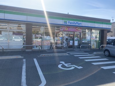 コンビニ　ファミリーマート（コンビニ）まで699m