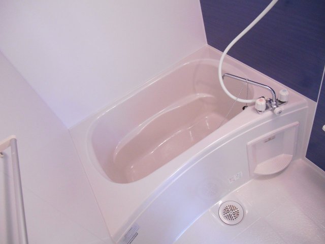 バス・シャワールーム　コンパクトで使いやすいお風呂です
