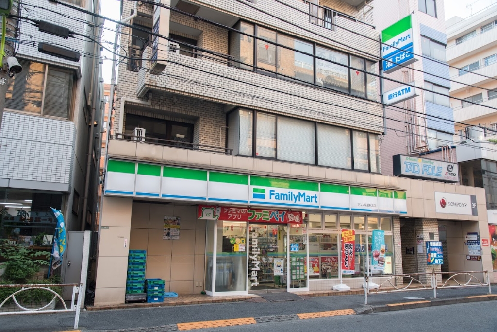 コンビニ　ファミリーマート サンズ経堂駅北店（コンビニ）まで134m