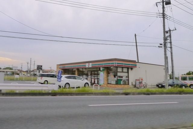 コンビニ　セブンイレブン川島伊草店（コンビニ）まで760m
