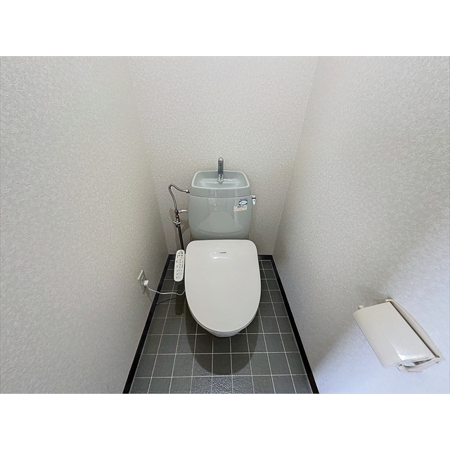 トイレ　嬉しい温水洗浄機付きです