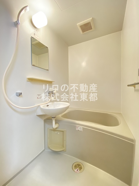 バス・シャワールーム　洗面ボールと一体型のバスルームです♪