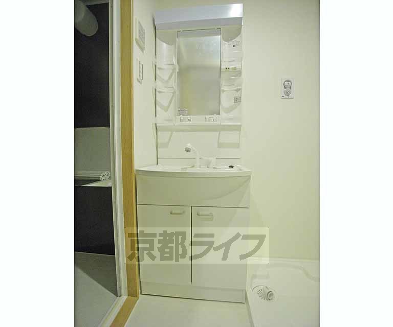 洗面設備　きれいな独立洗面台です。