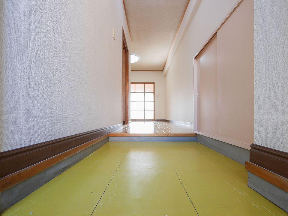 玄関　明るく開放的な玄関はお手入れもラクラク♪