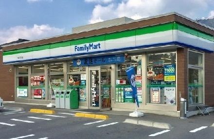 コンビニ　ファミリーマート（コンビニ）まで190m