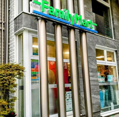 コンビニ　ファミリーマート神宮前五丁目南店（コンビニ）まで389m