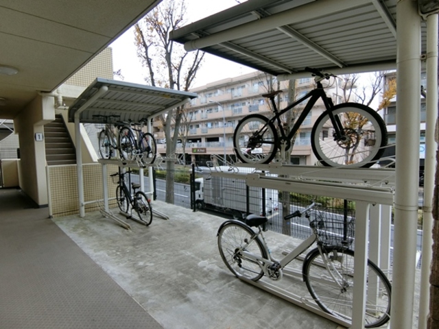 その他共有部分　自転車置き場はオートロックを通過後にあります。