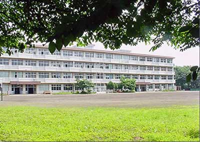 中学校　国立市立国立第三中学校（中学校）まで692m