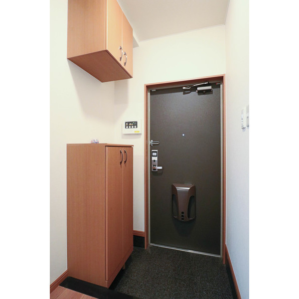玄関　同じ建物の別のお部屋