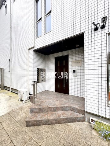 エントランス　重厚感のある建物デザイン♪