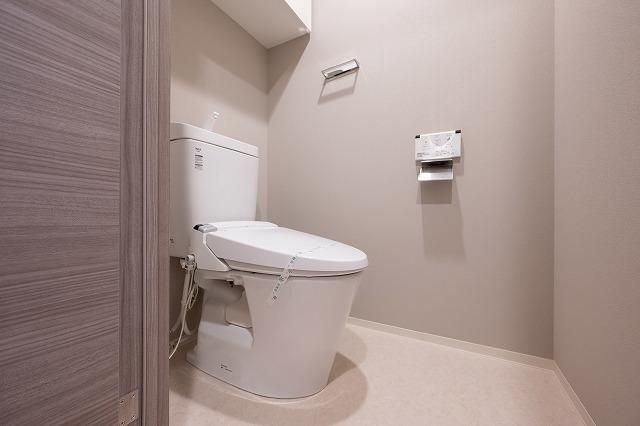 トイレ　落ち着いた色調のトイレです