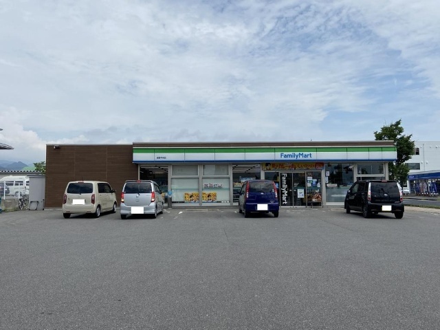 コンビニ　ファミリーマート長野伊勢宮一丁目店（コンビニ）まで55m