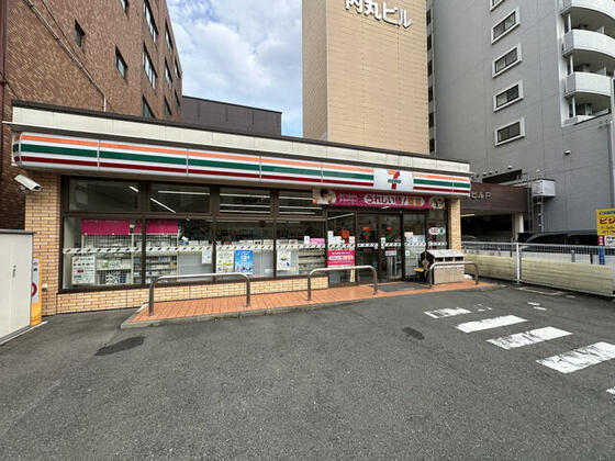 コンビニ　セブンイレブン盛岡内丸店（コンビニ）まで426m