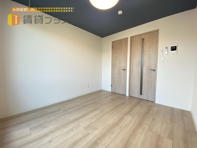 居室・リビング　白色基調の清潔感のあるお部屋