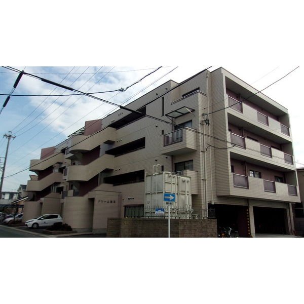 建物外観　４階建てのマンション。
