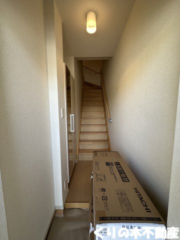 玄関　反転同タイプのお部屋です（現況を優先します）