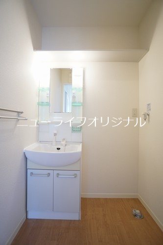 洗面設備　忙しい朝の身支度に役立つシャワー付き洗面台☆