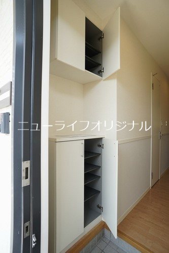 玄関　使い勝手の良い上下セパレート式シューズボックス付☆