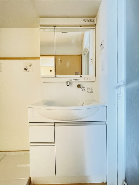 洗面設備　清掃前の写真です