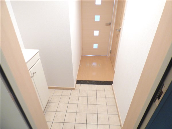 玄関　白を基調としていて明るい雰囲気の玄関