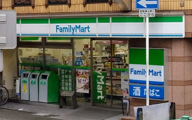 コンビニ　ファミリーマート阪急南方駅前店（コンビニ）まで124m