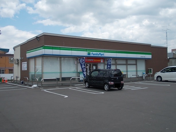 コンビニ　ファミリーマート滝川大町4丁目店（コンビニ）まで542m
