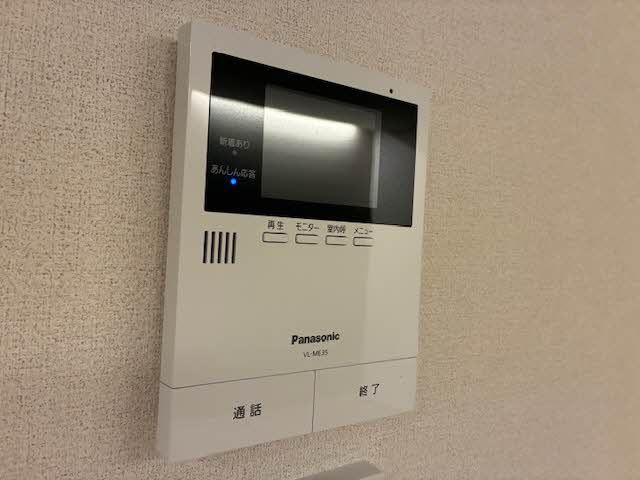 セキュリティ　来訪者の顔を見て話せる安心のモニター付インターホンです。