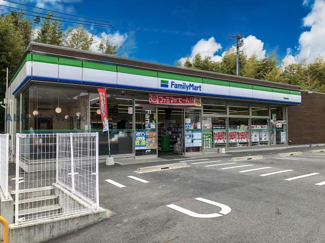 コンビニ　ファミリーマート東郷諸輪店（コンビニ）まで897m